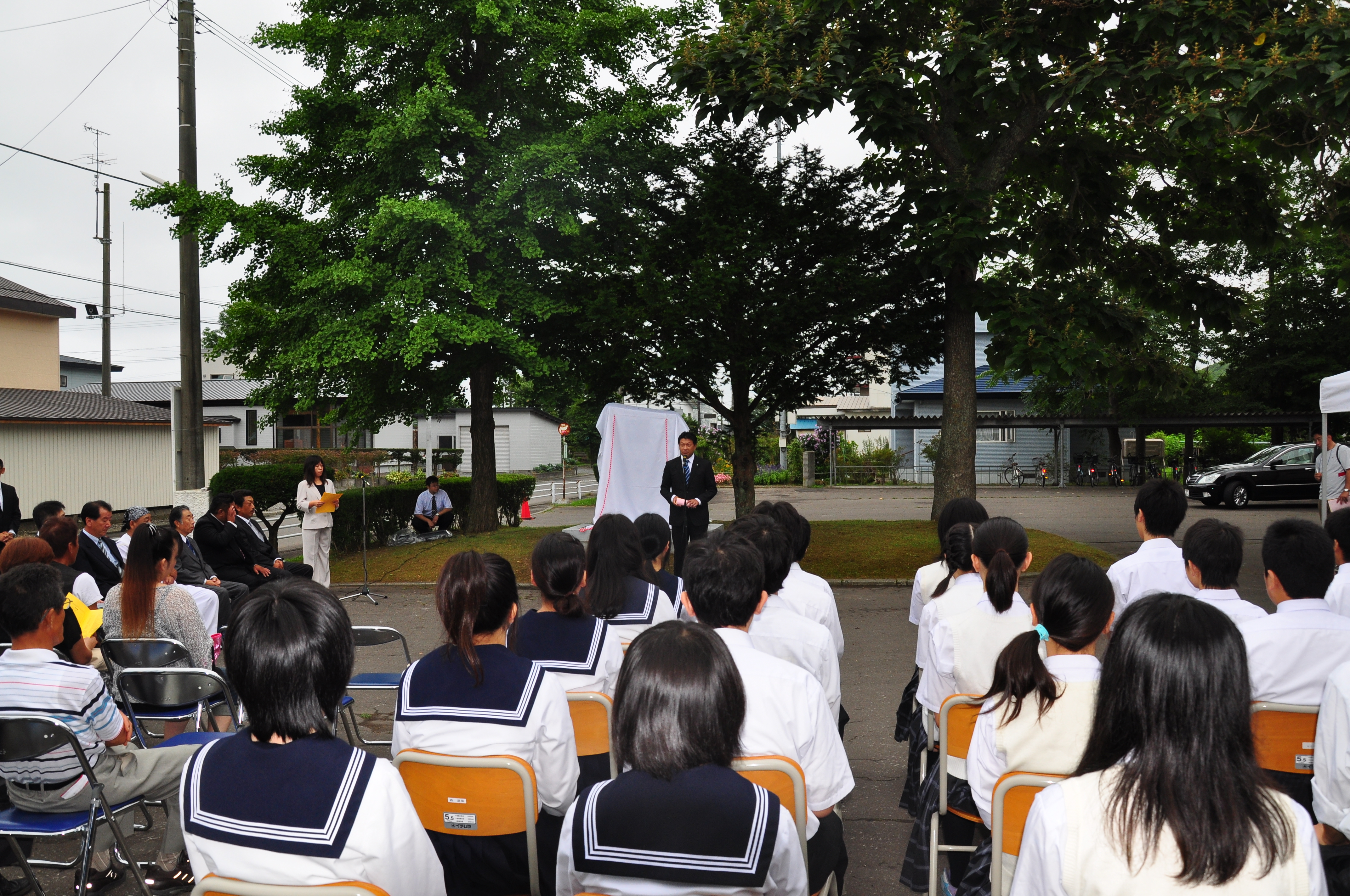 竹浦中学校閉校記念碑除幕式の写真