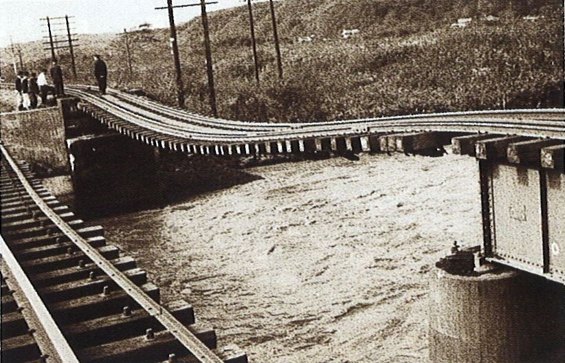 昭和36年の集中豪雨による敷生川鉄橋流失を撮影した写真