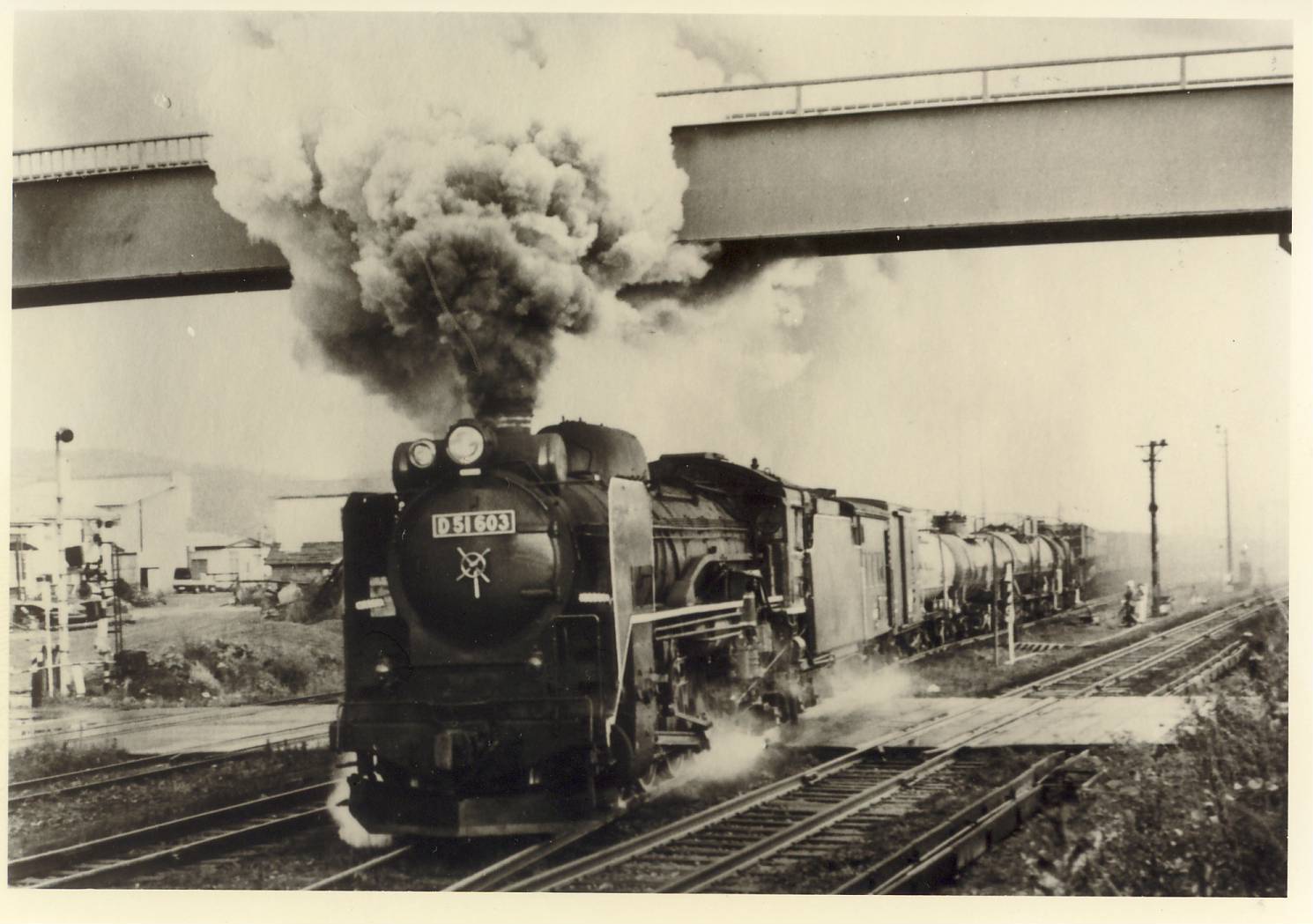 当時の蒸気機関車（萩野12間踏切）の外観写真
