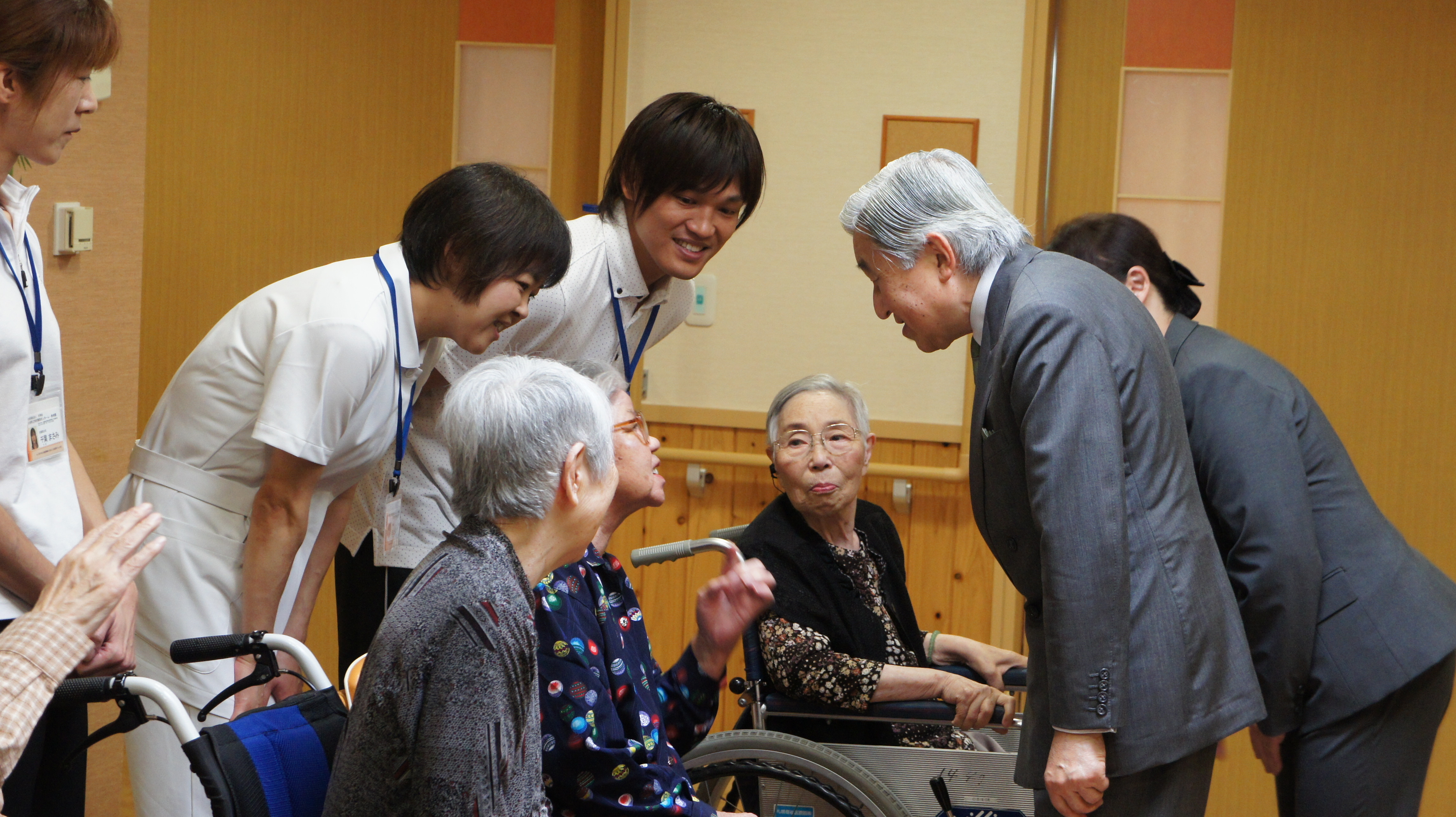 天皇陛下が寿幸園に行幸している様子の写真