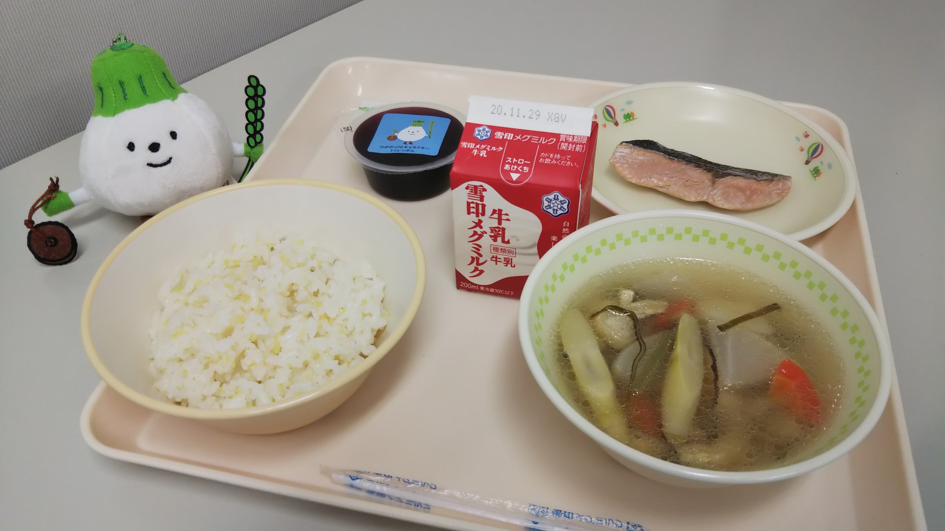 キナオハウ等アイヌ料理を取り入れた給食の写真