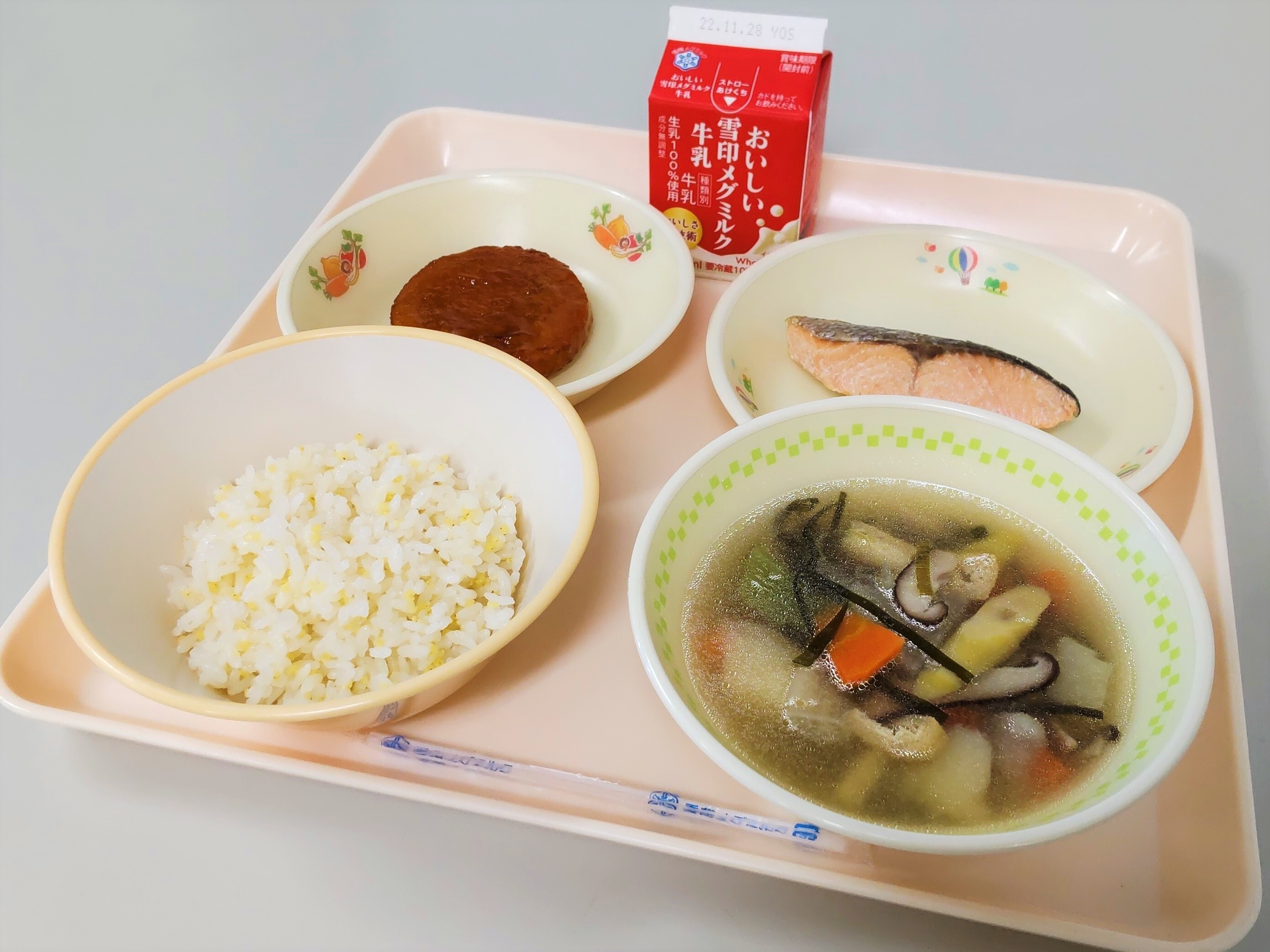 キナオハウ等アイヌ料理を取り入れた給食