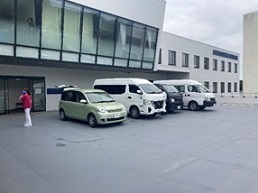 20250730_避難写真01_2階エントランスに寄り付ける福祉車両.jpg