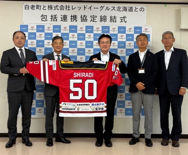 5人の写真ユニフォーム修正版.jpg